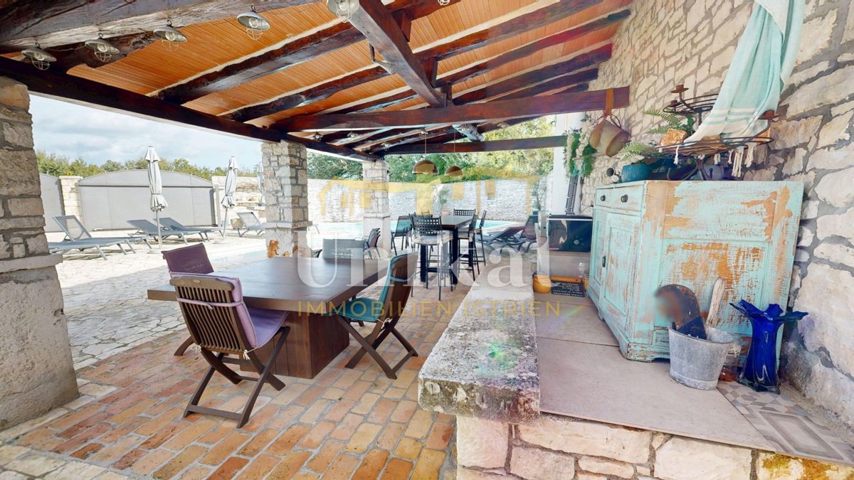 Čudovita posest z dvema kamnitima hišama in bazenom